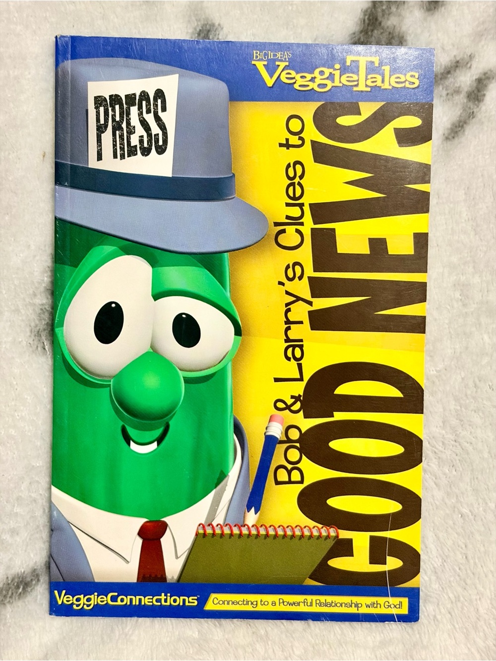 2005 VeggieTales Book Titled - “Bob & Larry's Clues to Good News" /EUC